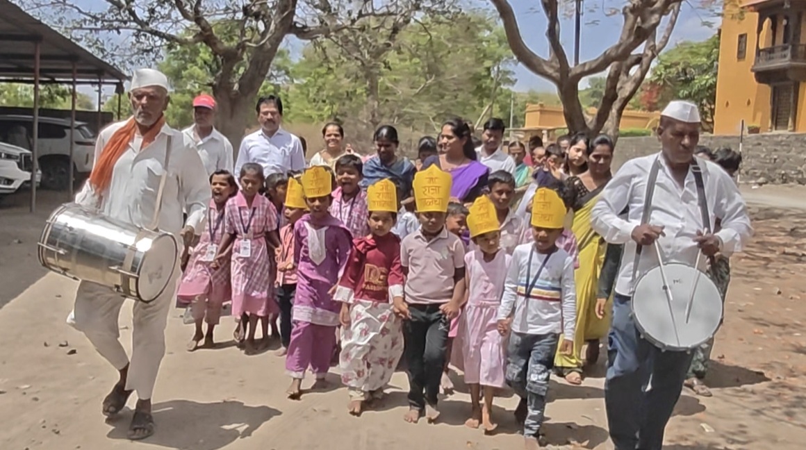 जाधववाडी शाळेत विद्यार्थ्यांचे जल्लोषात स्वागत